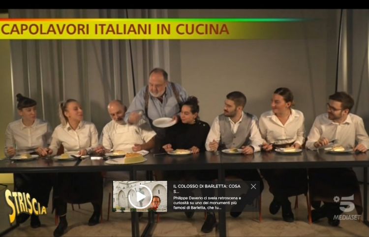 E prima di dare la linea allo studio, il doveroso assaggio della cassata. Da sinistra verso destra, seduti: Cristina Ercoles, Valeria Sandulac, Corrado Assenza, Martina Caruso, Flavio Cotza, Alessia Campanile e Simone Sacchetti
