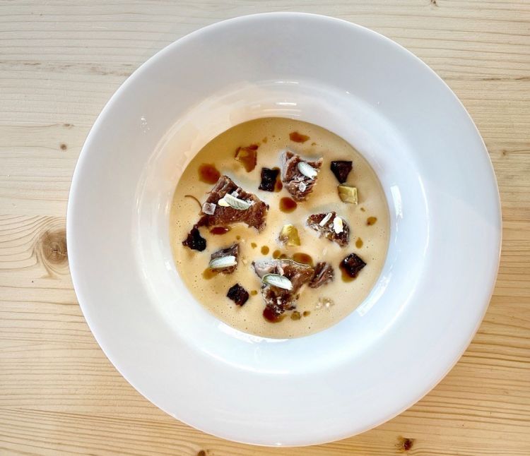 La Zuppa di stracotto di vitello con castagne e prugne, piattop-capolavoro dei gemelli Billi, Alessandro e Filippo, raccontata a Striscia la notizia e in carta nella loro Osteria Billis a Tortona (Alessandria)