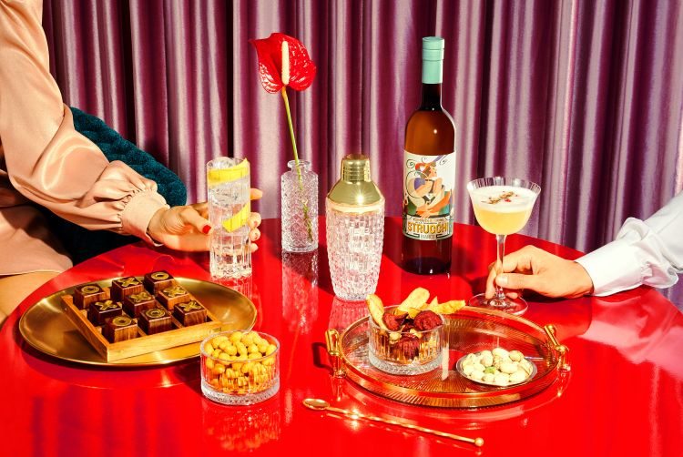 Aperitivo con Strucchi Bianco, vermouth bianco di Torino rilanciato da Paolo Dalla Mora nell’ambito del marchio storico Strucchi, antica casa piemontese di vermouth