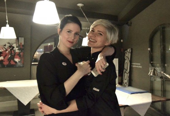 I due personaggi principali di Tette e Cibo. A sinistra la fotografa Mary Stuart, o Chiara Stampacchia che dir si voglia, con la cuoca Aurora Storari che a Roma ha curato il set perché ognuna delle 28 ricette fosse fotografata al meglio