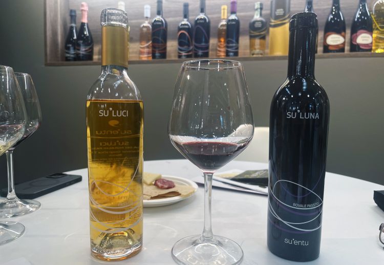 Su'Luna, Bovale passito di Su'Entu, e a fianco il suo "cugino" Su'Luci
