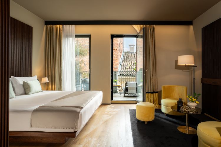 La suite terrace. Gli arredi, i corpi illuminanti e i complementi decorativi sono firmati da Tom Dixon