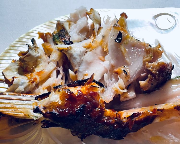 Collare di cernia bianca al bbq, miso siciliano con salsa di pane lattughino arrosto, pomodoro e olive
