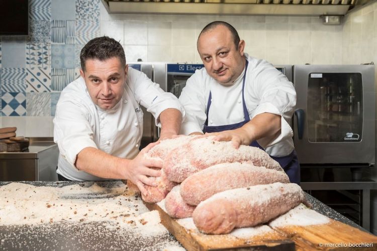 Ciccio Sultano con il maestro salatore Alfio Visalli. Il loro progetto? Bottarga di tonno rosso