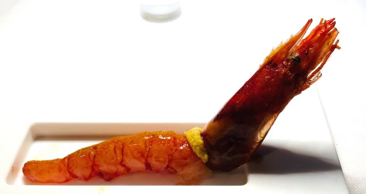 Volevo essere fritto: gambero rosso di Mazara del Vallo, corpo crudo con burro aromatizzato alle spezie, testa fritta ripiena di emulsione di crostacei
