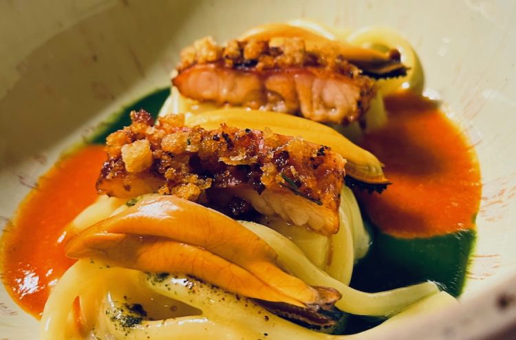 Spaghetto mon amour, labbra di cozze, murena/anguilla affumicata, estrazione di finocchietto selvatico e salsa di zafferano
