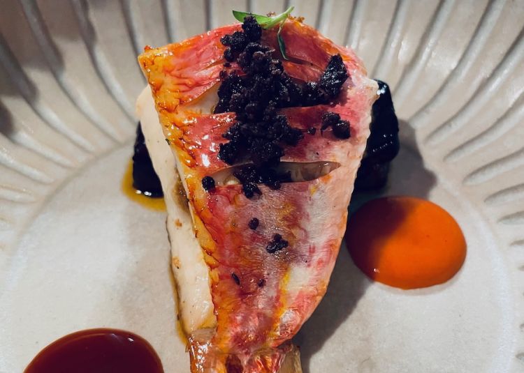 Triglia, crostacei e mandarino candito, melanzana arrosto, estrazione di peperoni e salsa di testa di crostacei
