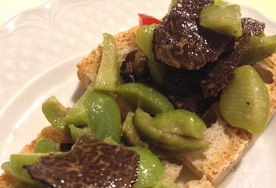 Il gustoso crostino di olive e tartufo nero del Partenio offerto alla Molara da Isabella Preziuso