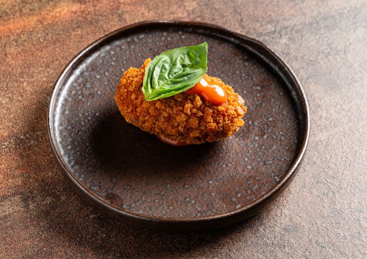Immancabili i fritti fatti in casa con il supplì realizzato con san marzano Dop e fiordilatte vaccino 100%. In cucina a comporre topping e creazione c'è lo chef Mattia Chellini