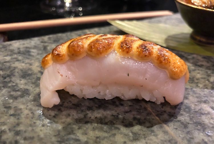 Sushi. Due assaggi davvero ottimi. Il primo boccone era un nigiri di pesce bianco del giorno con sopra una fantastica crema ai ricci di mare scottata
