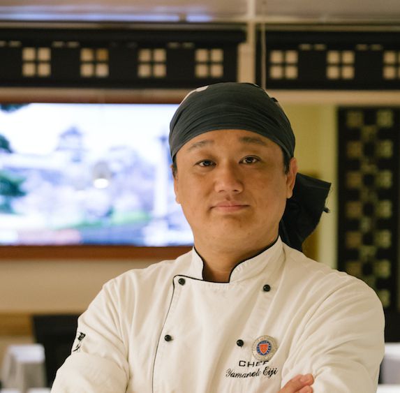 Lo chef Eiji Yamamoto del ristorante Sushisen
