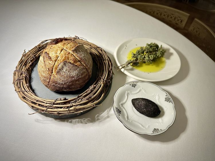 Pane fatto col grano Tumminia macinato in casa e lievito madre, burro fermentato e affumicato con polvere di cipolla bruciata, origano e olio Incuso