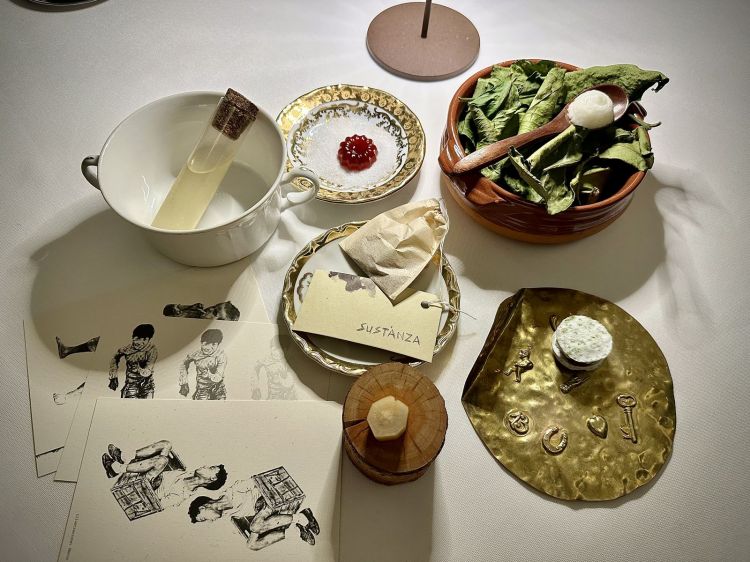 Piccola pasticceria, spezie e illustazioni (realizzate da Ambrosino stesso), queste ultime date in dono agli ospiti, per un ricordo più vivo dell'esperienza