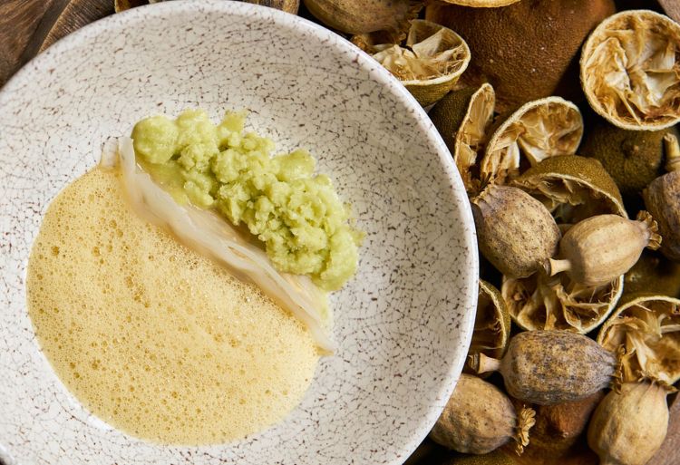 Crema di ostrica con cannolicchi, seppia disidratata e trattata come un lardo, fondo di seppia, emulsione di brodo di mare e lavanda, granita al salmoriglio: piatto molto strong, che fa riflettere sulla masticazione (la seppia sembra davvero un lardo tagliato un po' spesso) e sull'equilibrio dei gusti, quest'ultimo volutamente lasciato alla sensibilità di chi degusta, che può giocare come meglio crede alternando gli elementi (foto Mary Ianniciello)