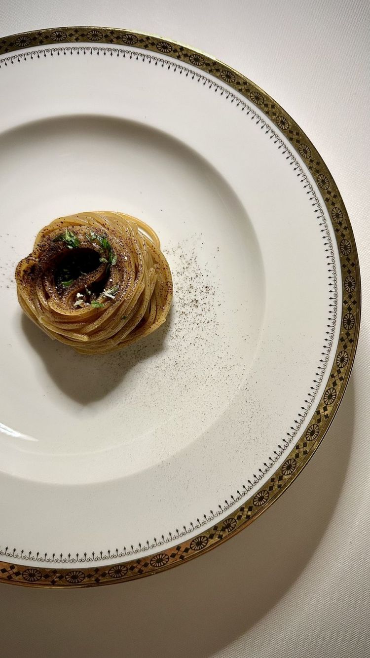 Spaghettino cotto in vino ossidativo, olio al ginepro, polvere di scorza di agrumi bruciati, erbe balsamiche: un altro piatto-firma di Ambrosino, lo porta avanti fin dei tempi del 28 Posti a Milano