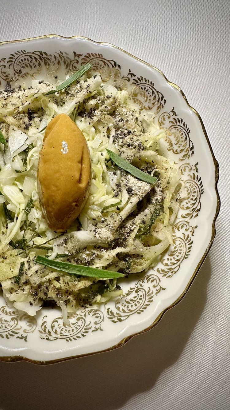 Chiajozza: crudo di cannocchie, insalata di cavolo cappuccio, olio al pino marittimo, nero di seppia e carapaci cannocchie, gelato ai ricci di mare. Iodio, sale, salmastro, insomma: puramente mare!