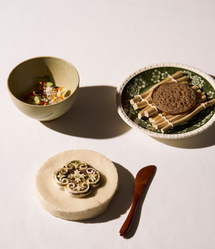 Muhallabiya alle rose (alias, biancomangiare), dattero ossidato, ficoboshi, tapioca in brodo di fori e cera d'api; ricotta di mandorle, sommacco, limone salato, cenere di agrumi; injera al farro monococco e ghiande (foto Mary Ianniciello)