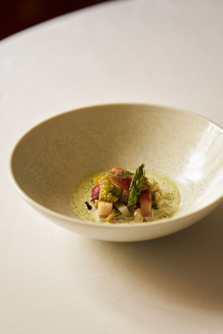 Insalata di verdure: di stagione crude o cotte, altre fuori stagione in conserva o fermentate, emulsione di tartufo nero, crema di piselli alla brace, noce moscata, polvere di cavolo nero, salsa con acqua di tartufo ed erbe (foto Mary Ianniciello)