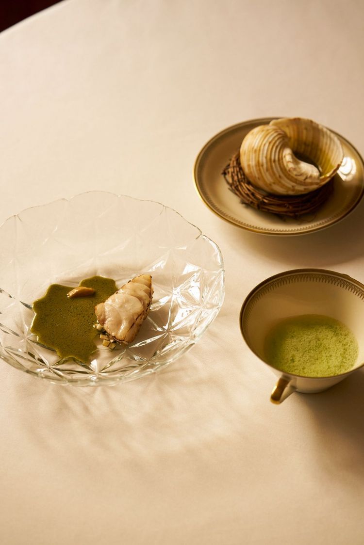 Pesce bianco: dentice frollato 12 giorni, glassato con limoni di Sorrento, passato alla brace. Brunoise di peschiole ed erbe di costiera, crema di arachidi, salsa all'aglio orsino. Bevanda iodata a parte, con infusione di levistico e pul biber (pepe turco) (foto Mary Ianniciello)