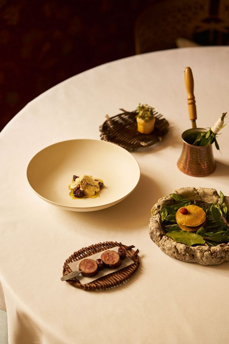 Stracotto di pecora con polenta, more, olio al mirto, polvere limone nero, salsa di rose; Batbout (panino nordafricano) glassato con grasso di pecora, paté di fegato, foglia di vite, gel al marsala; Bocadillo spagnolo farcito con verdure e pomodoro grigliato; Sucuk, salame di origine turca, con radicchio rosso tardivo e angostura. Stesso elemento principale, ma più "vesti": una festa per il palato (foto Mary Ianniciello)