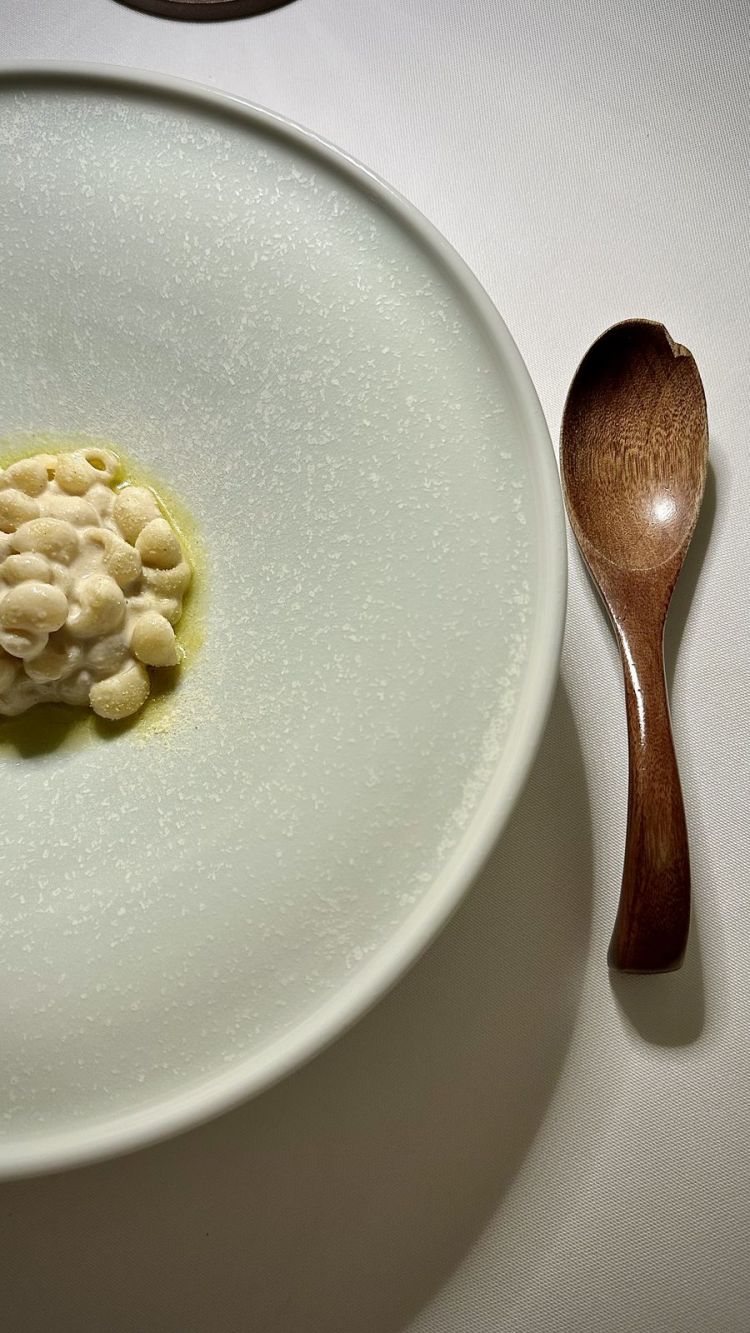 Lumachine in crema di mandorla, verdure alla brace, olio di foglie di olivo e alloro bruciate, Kishk (preparazione libanese con mandorle e grano fermentato). Molto bello l'uso di posate diverse, come questo grande cucchiaio in legno, che trasmette un tepore particolare...
