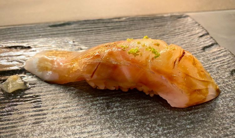 Suzuki Tobiko e zest di lime Nigiri