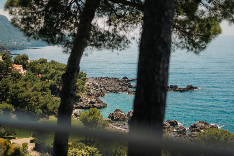 Percorrendo un piacevole sentiero in pineta, dal corpo centrale dell'hotel è possibile raggiungere la spiaggia in pochi minuti