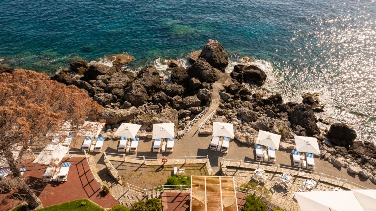 La spiaggia privata del Santa Venere, Il Carrubo