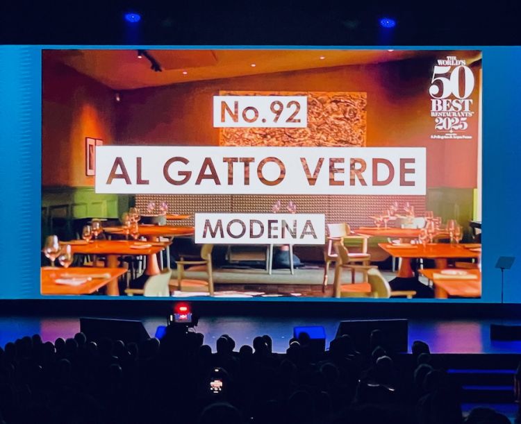 Quando Massimo Bottura parla di Francescana Family i riferimenti sono tanti e diversi tra loro, uno ha fatto capolino, 92° in questa edizione dei World's 50 Best restaurants: Al Gatto Verde, uno dei ristoranti di Casa Maria Luigia a Modena, locale dominato dalla brace, chef Jessica Rosval, canadese di nascita e modenese di adozione