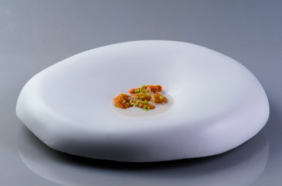 Ricci di mare di Bicol, lardo di Iberico, fiore di Kutchay e salsa di Tabon Tabon: uno degli splendidi piatti del menu di Chele Gonzalez al Gallery Vask