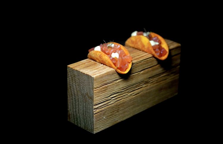 Tacos di polvere di pomodoro secco con trota salmonata della Val Passiria