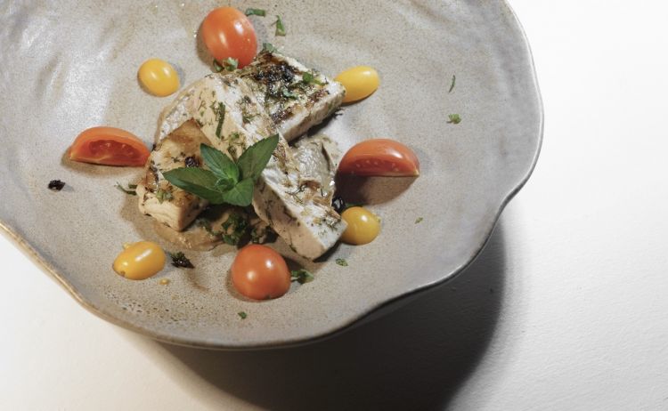 Tagliata di ricciola su crema di melanzane bruciate, tartare di olive e foglie di cappero