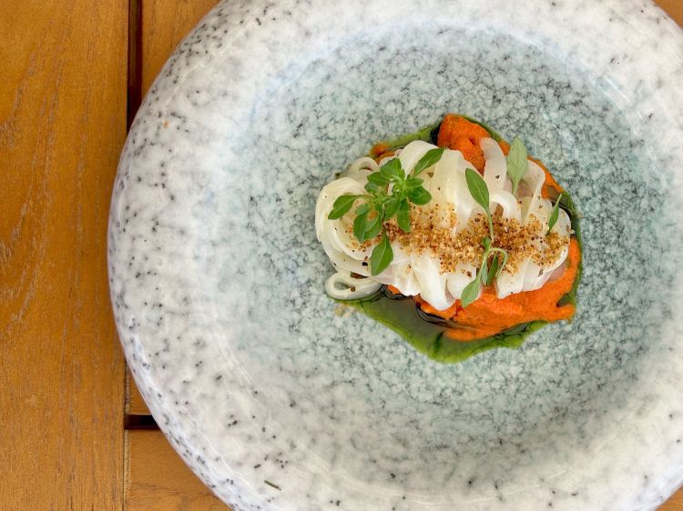 Tagliatella di seppia, gazpacho di pomodori e peperoni, salsa verde, pan grattato saltato in padella, origano fresco. «La tagliatella di seppia è la "pasta di Fiumicino"»