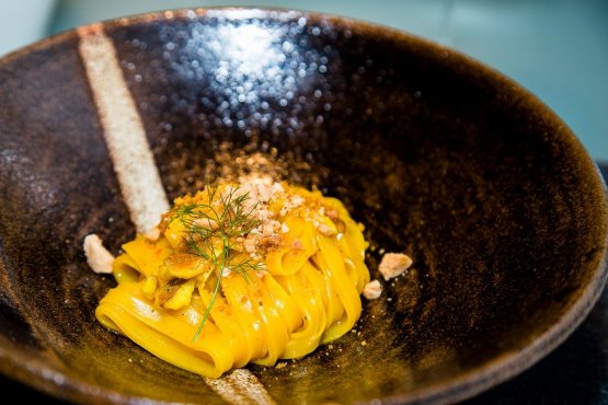 Tagliatelle di riso con ristretto di triglia, peperoni arrostiti, mandorle e bottarga