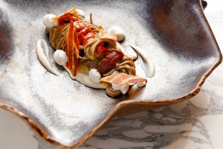 Tagliolini AOP, ricci di mare, bufala e guanciale. Foto di Andrea Di Lorenzo