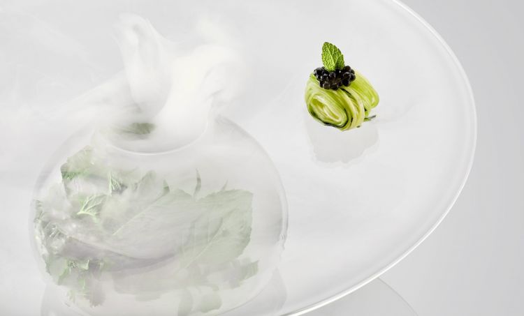 Tagliolini di zucchine, perlage di tartufo nero e menta