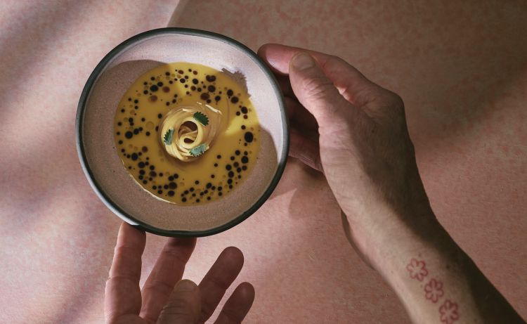 Tagliolini e zafferano - &laquo;Pasta fatta in casa solamente col tuorlo dell'uovo, tirata&nbsp;e tagliata&nbsp;a mano tutti i giorni prima del servizio. Cotta&nbsp;e servita&nbsp;in una salsa a base di zafferano&nbsp;locale, raccolto a 15 minuti da qui, a San Pietro al Natisone. Alla base, delle capesante&nbsp;dell'Istria&raquo;
