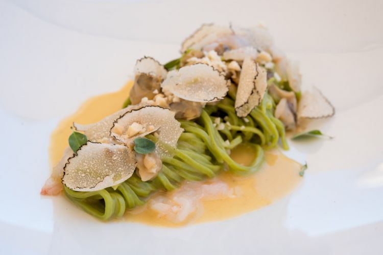 Tagliolino alle erbe, lupini, gambero bianco, mandorle e tartufo nero
