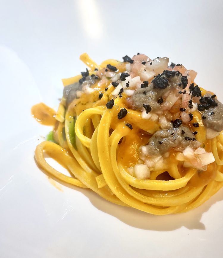 I Tagliolini all’uovo con pomodoro al Josper, cuore di bue, pesca, oliva nera e olio al Cipollotto