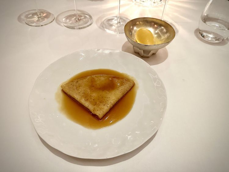 La Crêpe Suzette alla moda del Taillevent (ogni ristorante ha un suo modo di personalizzarla, usando, per esempi, alcolici diversi per la salsa)
