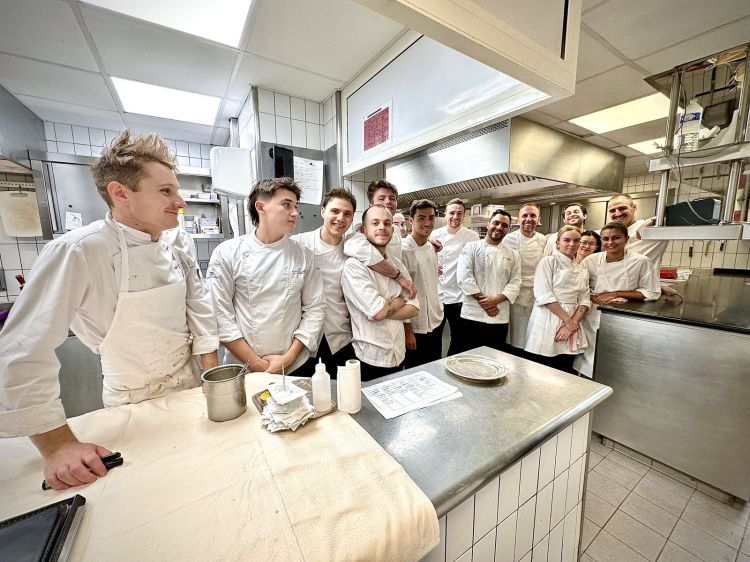 La brigata di cucina a fine servizio: giovanissimi, sorridenti e con alcune importanti presenze italiane...
