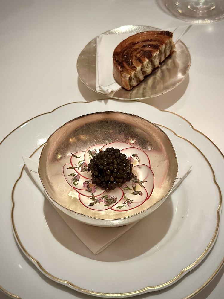 Tartare di branzino, ravanelli, caviale, servita con una Brioche salata alle olive e cipolla (la panificazione è molto importante in Francia e spesso viene usata come valore aggiunto per accompagnare un piatto, come in questo caso)
