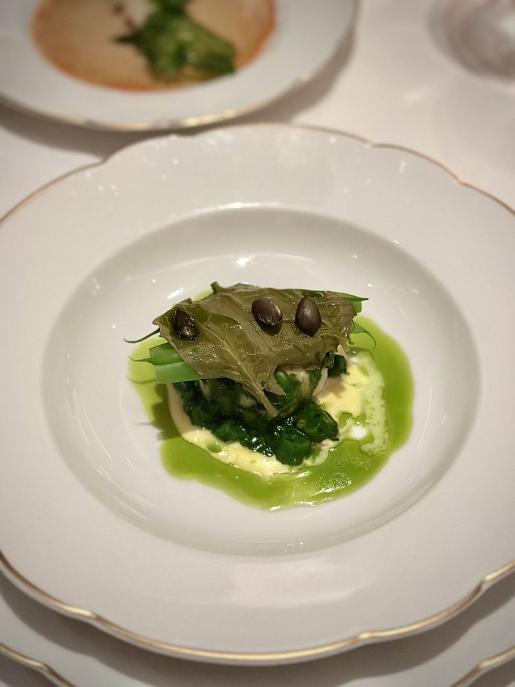 Scampi in due servizi. Nel primo piatto, troviamo Scampi appena scottati, fagiolini verdi, acetosa con la sua salsa, olio alle alghe marine. Freschezza pura e coinvolgente, a partire dalla materia prima, per arrivare alle salse (tutte molto centrate)
