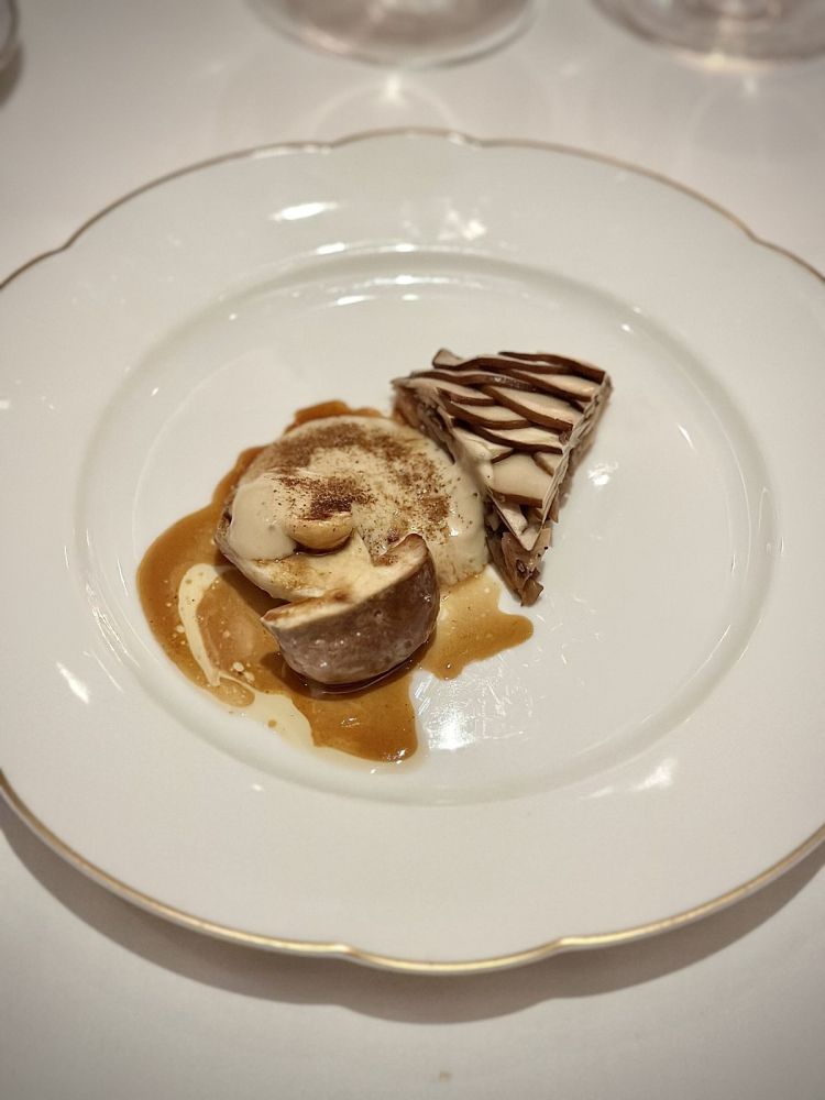 Fungo porcino, animelle, tartelletta ai funghi e foie gras, nocciole: elegantissimo, un piatto che parla di Francia pura, senza aver paura di proporre qualcosa di un po' più classico
