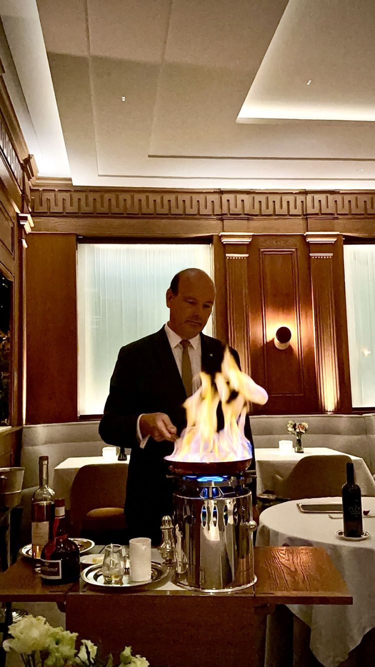 Molti piatti sono terminati o realizzati direttamente in sala, seguendo i dettami del cosiddetto servizio "alla lampada": in questo caso, assistiamo al momento flambé della Crêpe Suzette
