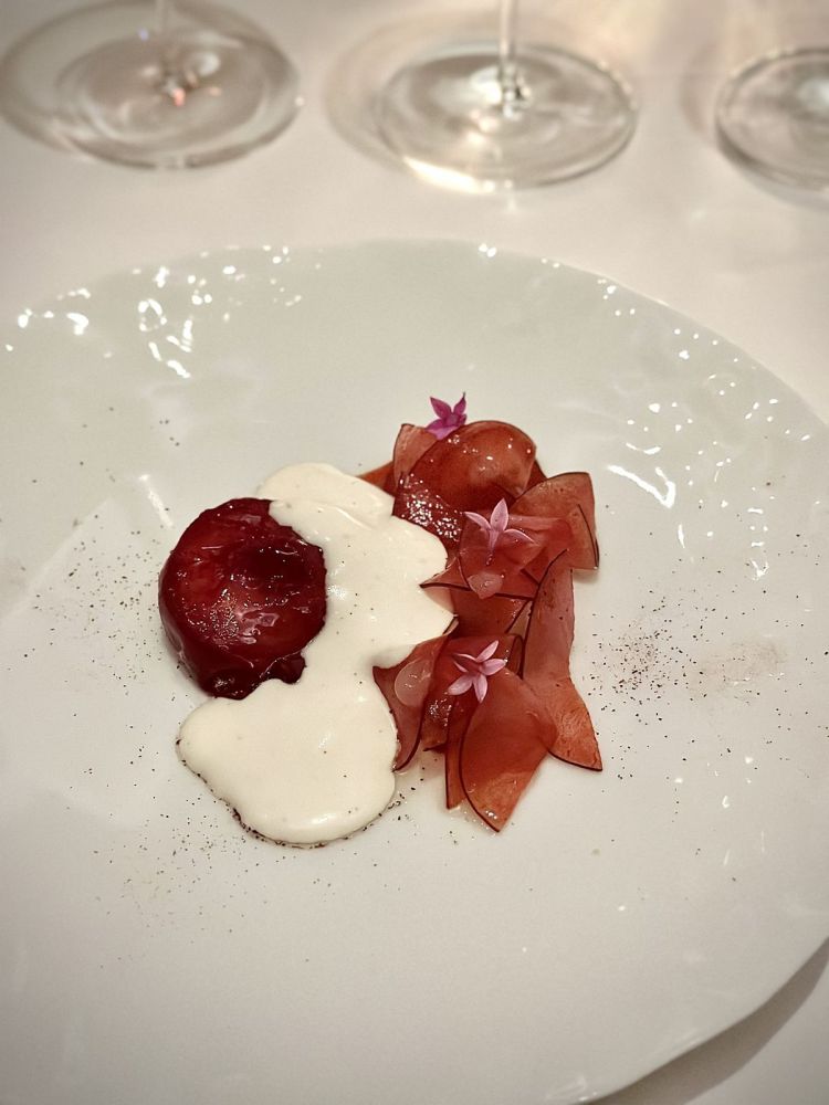 Prugna rossa, Crème d'Isigny, anice stellato: un frutto, se interpretato in più temperature e consistenze, può regalare emozioni. Siamo di fronte a una follia di bontà, difficile da descrivere a parole, ma sicuramente da provare
