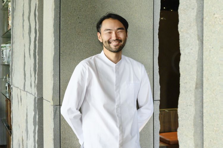 Takeshi Iwai, 42 anni, giapponese di Ibaraki, è lo chef del ristorante AALTO, una stella Michelin, a Milano
