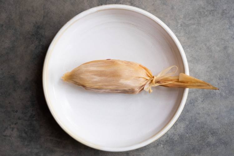 Tamal ripieno di chile poblano e uvetta
