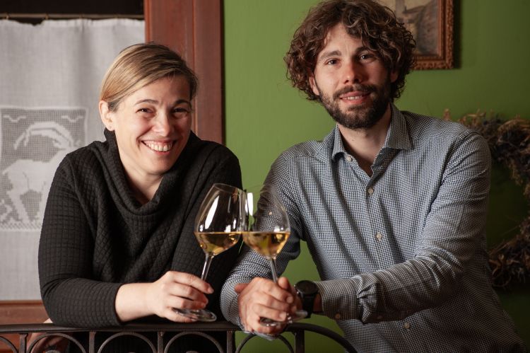 Tanja e Mitja Sirk, figli di Joško, che ora portano avanti La Subida confermando (come anche lo chef Alessandro Gavagna, marito di Tanja) il suo impegno civile. Lui ha avuto l’intuizione prima e la volontà poi di porre al centro del lavoro il legame con il territorio, la filiera corta e un uso consapevole delle risorse. L’attenzione per il selvatico nasce proprio da questo approccio: conoscere la provenienza degli animali, lavorare con persone fidate del territorio, valorizzare ogni parte senza sprechi e mantenere un rapporto equilibrato con l’ambiente. Un modo di pensare che, prima ancora che gastronomico, è culturale e che negli anni ha contribuito a costruire l’identità stessa del luogo. Foto Lucio Elio