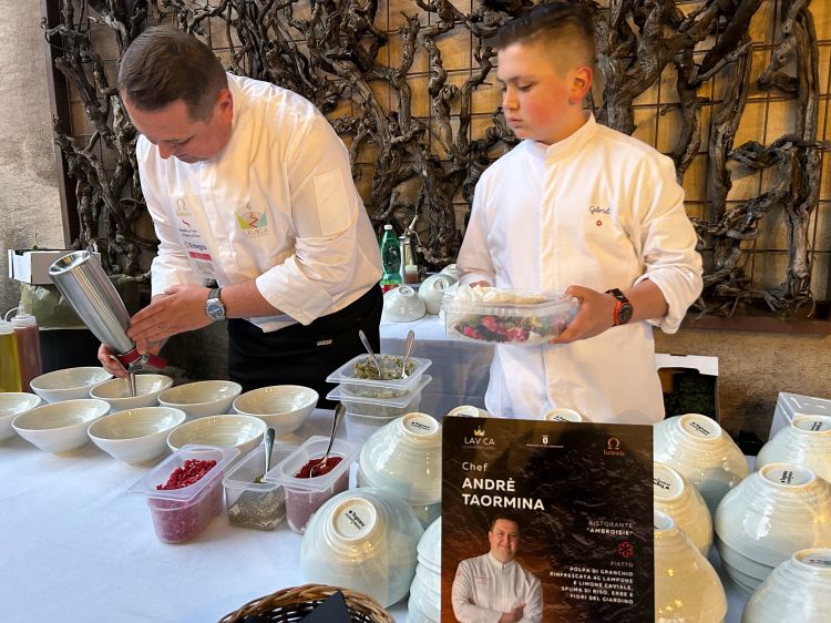 Andr&eacute; Taormina, chef stellato francese del ristorante Ambroisie, si fa aiutare dal secondogenito Gabriel, 14 anni, nell'esecuzione del piatto presentato alla serata inaugurale presso la cantina Barone di Villagrande a Milo
